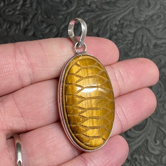 Carved Turtle Shell Tigers Eye Pendant Gemstone Crystal Jewelry - Picture 1 of 8